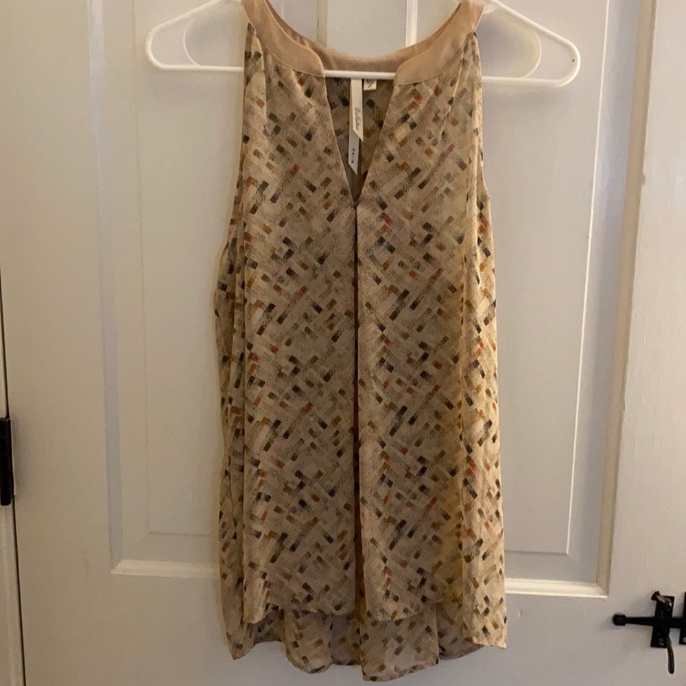 Sleeveless blouse in neutral colors